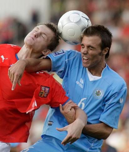 Necid v tvrdém souboji | Foto: Reuters