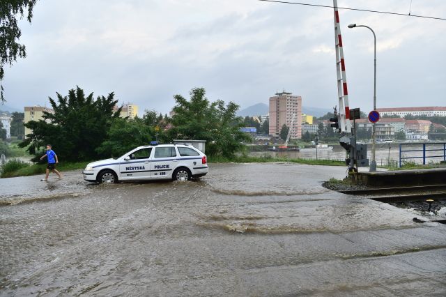 Voda zaplavila také část Střelecké ulice v Ústí nad Labem, komunikace je proto ve směru z centra k D8 uzavřena. | Foto: ČTK