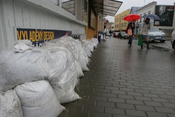 Tady by se za normálních okolností prodávala zelenina. Od včerejška je ale valmezská tržnice pod vodou. Teprve dnes ráno se jí šlo přebrodit. Městskou část Juřinka podle místních v noci evakuovali do kasáren helikoptérou. | Foto: Karel Toman