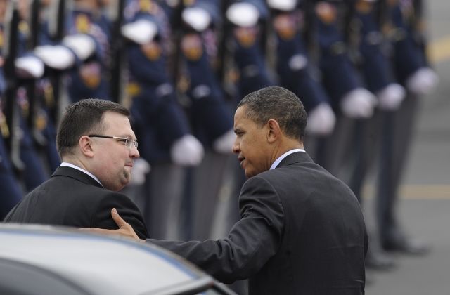 Americký prezident Barack Obama (vpravo) hovoří se šéfem hradního protokolu Jindřichem Forejtem na ploše pražského letiště v Ruzyni. | Foto: ČTK