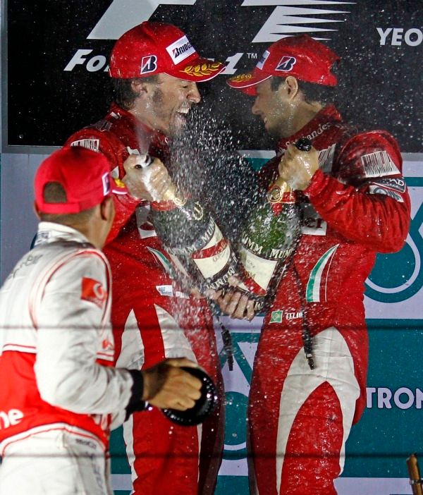 Trojici na podiu doplnil Felipe Massa, Alonsův kolega z Ferrari. | Foto: Reuters