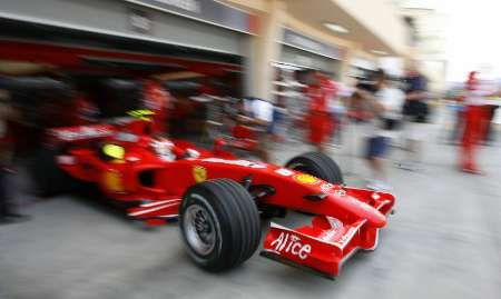 Pilot Ferrari Kimi Räikkönen opouští boxy při tréninku na Velkou cenu Bahrajnu. | Foto: Reuters