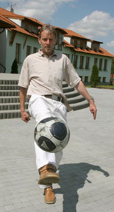 S míčem umí na Hluboké kde kdo. Starosta Tomáš Jirsa to předvádí před budovou Townshend International School. | Foto: Ondřej Besperát, Aktuálně.cz