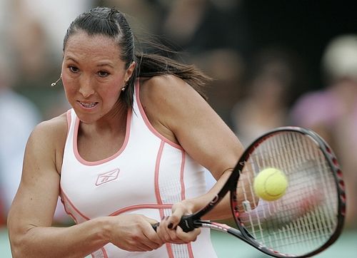 Srbka Jelena Jankovičová při záapse semifinále na Roland Garros s Justine Heninovou z Belgie. | Foto: Reuters