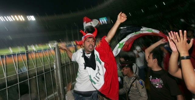 Nadšení fanoušků na stadionu nebralo konce. | Foto: Reuters