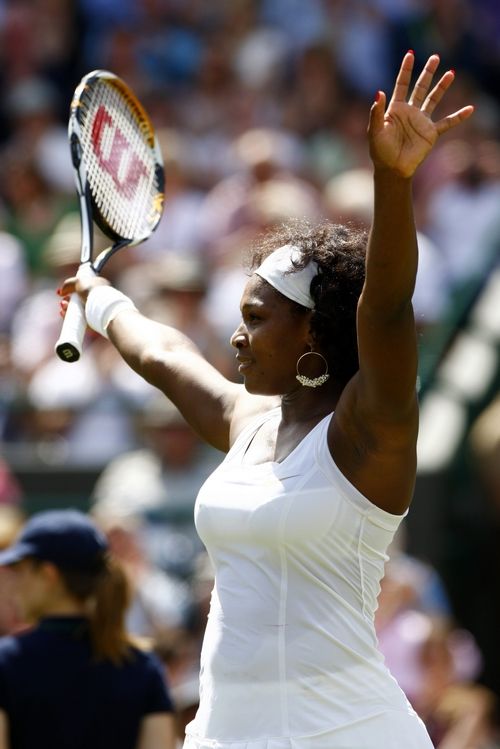 Serenu Williamsovou v prvním kole Wimbledonu potrápila Estonka Kanepiová. | Foto: Reuters