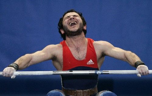 Ruský vzpěrač Sergej Petrosjan získal titul mistra Evropy ve dvojboji v kategorii do 62 kg na šampionátu vzpěračů ve Štrasburku. | Foto: Reuters