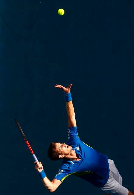 Brit Andy Murray podává proti Francouzovi Florentu Serrovi na turnaji Australian Open v Melbourne, 22. ledna 2010. | Foto: Reuters