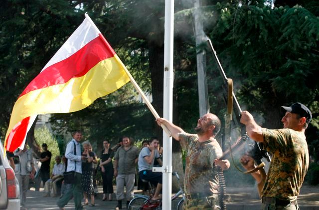 Oslavy v Cchinvali, metropoli Jižní Osetie, na kterou před dvěma týdny zaútočila gruzínská armáda | Foto: Reuters