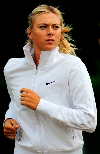 Maria Šarapovová při rozcvičce před svým prvním zápasem na Wimbledonu. | Foto: Reuters