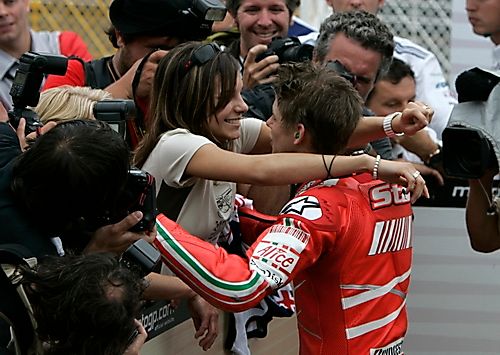 Casey Stoner dostává vítězný polibek od manželky Adriany. | Foto: Reuters