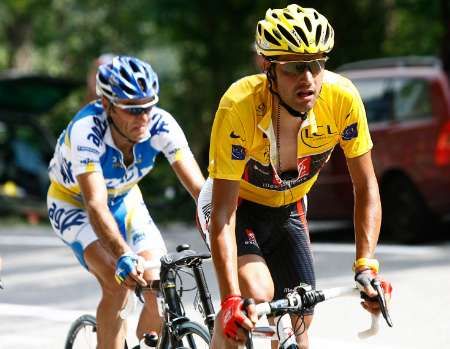 Lídr Tour de France Španěl Oscar Pereiro Sio ze stáje Illes Balears v průběhu 17. etapy Tour. Vlevo vzadu Francouz Cyril Dessel. | Foto: Reuters