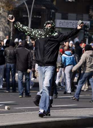 Americké Rádio Svobodná Evropa informovalo o napadení reportéra Jamese Kirchicka, který dostal úder do hlavy, když fotografoval skupinu protestujících. Pode rádia byl v ranních hodinách zraněn také jeden z organizátorů pochodu Slobodan Stojanović, kterého neznámí útočníci zbili. Stojanović byl převezen do nemocnice a je mimo nebezpečí života. | Foto: Zahraničí