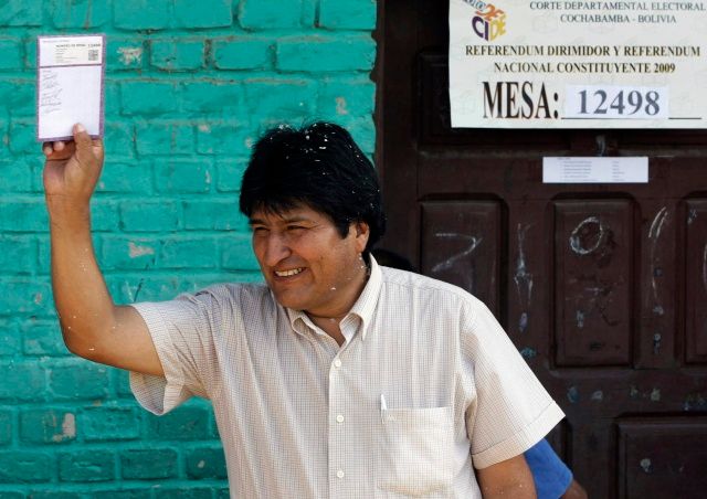 Evo Morales hlasuje v oblasti Chaparé, kde jako šéfodborář pěstitelů koky nastartoval svou politickou kariéru | Foto: Reuters