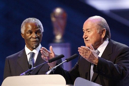 Prezident Mezinárodní fotbalové asociace FIFA Sepp Blatter při slavnostním losování kvalifikace MS 2010 v JAR. Vlevo prezident hostitelské země Thabo Mbeki. | Foto: Reuters