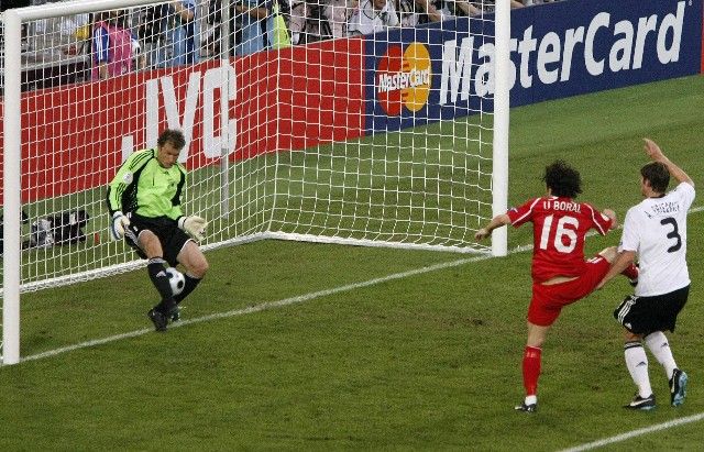 Ugur Boral (v červeném) posílá Turecko mezi nohama německého gólmana Jense Lehmanna do vedení 1:0. | Foto: Reuters