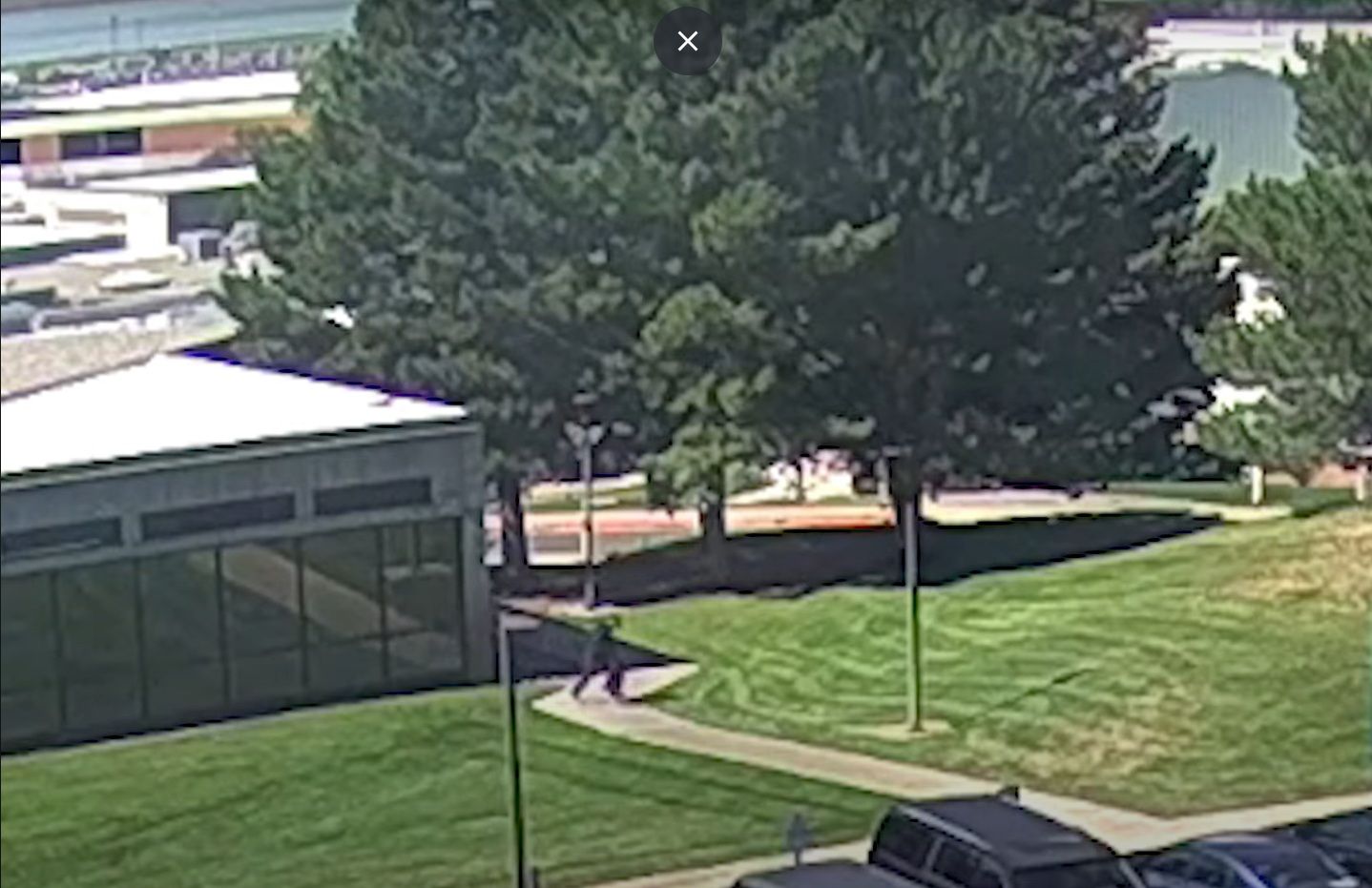 FBI zveřejnila video Kirkova vraha prchajícího z místa činu, policejní hon pokračuje