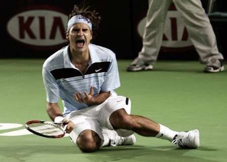 Švýcar Roger Federer se raduje z vítězného míčku ve finále Australian Open. | Foto: Reuters