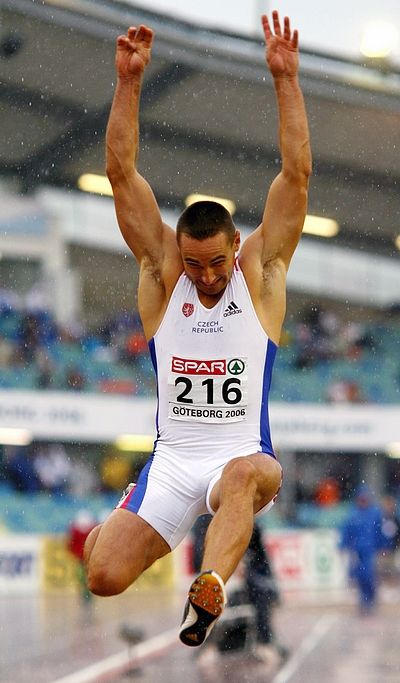 Roman Šebrle skáče v deštivé dálce na ME v Göteborgu. | Foto: Reuters