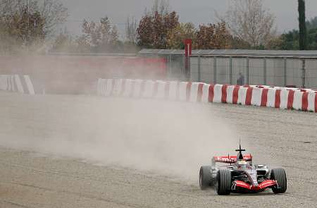 Lewis Hamilton se dostal se svým McLarenem při testech v Barceloně mimo trať. | Foto: Reuters