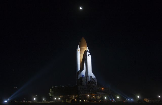 Na palubě Discovery poletí šest astronautů, ve vesmíru stráví jedenáct dní. Jejich cílem bude Mezinárodní vesmírná stanice (ISS). | Foto: Reuters