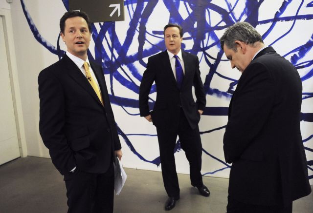 Volební soupeři čekají, až je pustí do televizního studia při druhé debatě v Bristolu. Zleva Nick Clegg, David Cameron a Gordon Brown. | Foto: Reuters