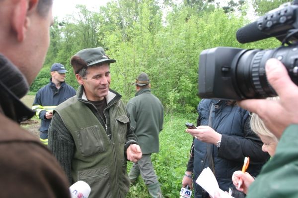 Starosta Kvasic Lubomír Musil, muž, který ve stavu nebezpečí podle tzv. "krizového zákona" sáhnul k ochraně osob a majetku a nařídil hráz odstřelit. "Rozhodli jsme se pustit vodu tam, kam patří. Do lužních lesů," shrnul jednou větou změnu chápání povodní, kterou republika prodělala od kalamity v roce 1997. Stejně jako mluvčí Zlínského kraje Milan Plesar zdůraznil, že odstřelením hráze se nepouští voda dolů po proudu na Otrokovice, ale naopak se zadrží v krajině a odteče, až hladina Moravy klesne. | Foto: Karel Toman