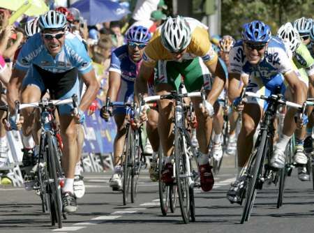 Německý cyklista Erik Zabel (vlevo) z týmu Milram protnul jako první cílovou pásku čtvrté etapy španělské Vuelty. | Foto: Reuters