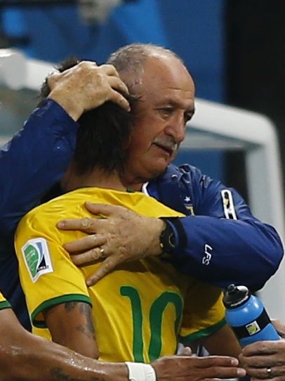 Brazil's coach Luiz Felipe Scolari hugs Brazil's Neymar during the 2014 World Cup opening match between Brazil and Croatia at the Corinthians arena in Sao Paulo June 12, | Foto: Reuters