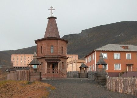 BARENTSBURG (Svalbard) - Kaplička byla postavena na počest tragické letecké nehody. V husté mlze 29. srpna 1996 narazil Tupolev 154 M se 141 lidmi na palubě do nedaleké hory. Nikdo nepřežil. | Foto: Roman Staněk, Aktuálně.cz