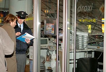 Nehodu začali vyšetřovat policisté. Přímo na místě však ve středu večer nedokázali říct, komu objekt patří. Firmy Droxi v prodejně údajně žádné stavební úpravy nedělala. | Foto: Josef Mašek