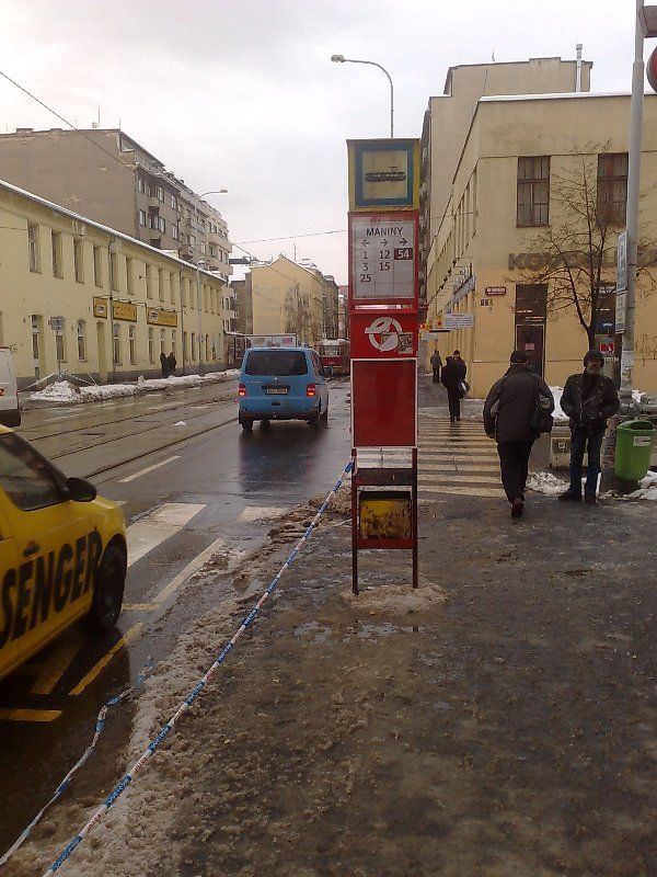 Padající sníh dočasně přemístil tramvajovou zastávku Maniny | Foto: Michal Štůsek