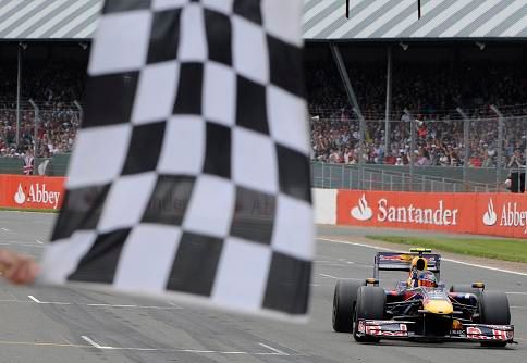 Sebastien Vettel při průjezdu cílovou rovinkou | Foto: Reuters