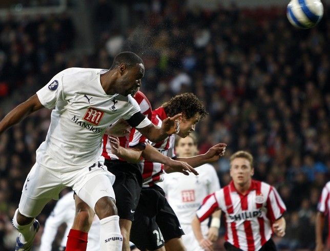 Ledley King z Tottenhamu se snaží přehlavičkovat Dirka Marcellise. | Foto: Reuters