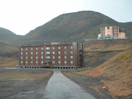 BARENTSBURG (Svalbard) - Nad opuštěným obytným domem ční ambasáda Ruské federace, jediný oplocený dům ve městě. Když však napadne sníh, plot se ztratí. | Foto: Roman Staněk, Aktuálně.cz