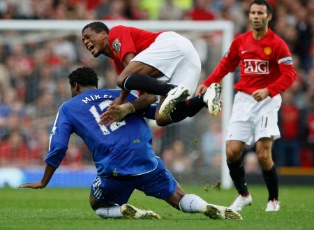 John Obi Mikel a jeho červený zákrok na Francouze Evru Manchester United vs. Chelsea. | Foto: Reuters