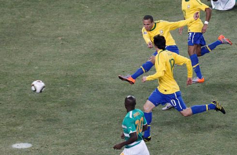 Fabiano se i díky dvěma prohřeškům proti pravidlům dostal do gólové šance, kterou proměnil, Brazílie vede 2:0 | Foto: Reuters