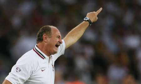 Luiz Felipe Scolari, trenér Portugalska, gestikuluje při zápase s Německem. | Foto: Reuters