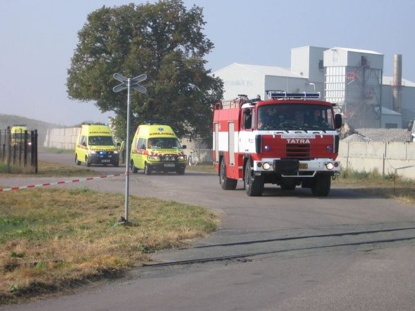 Hasiči i zdravotníci vyrazili do dvou minut od ohlášení nehody | Foto: HZS Královehradeckého kraje