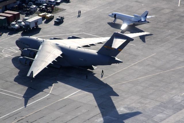 Nákladní vojenské letadlo C-17 Globemaster na letišti v Port-au-Prince. | Foto: Reuters