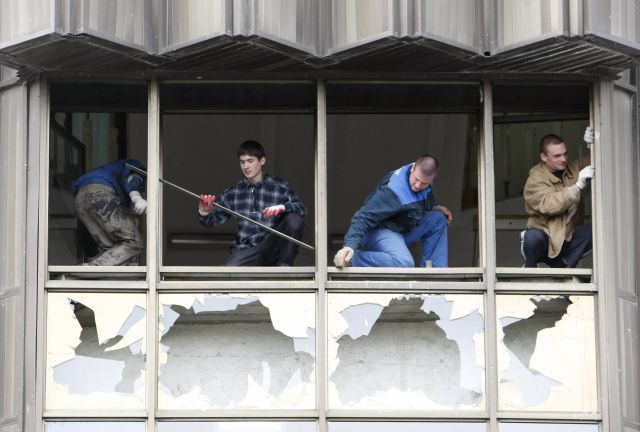 Dělníci uklízejí a opravují sídlo prezidentav Kišiněvě, které při povolebních protestech zdemolovalo protikomunističtí demonstranti. | Foto: Reuters