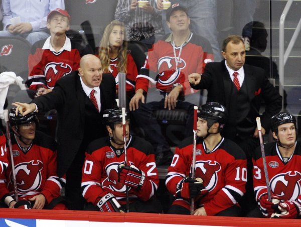 Lavička New Jersey Devils měla v poslední době ke klidu a spokojenosti daleko. | Foto: Reuters