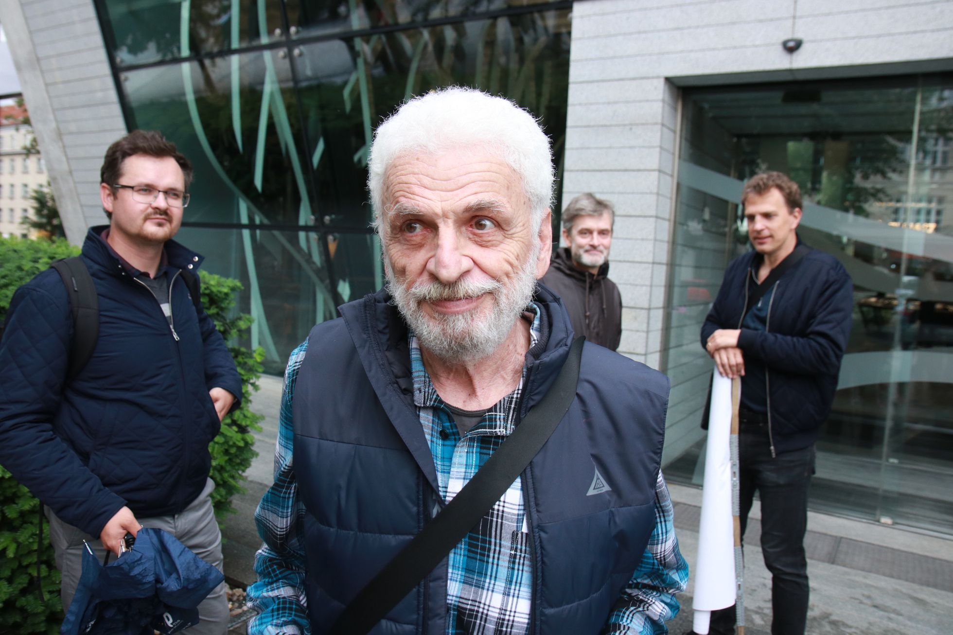 Fedor Gál protestoval před sídlem PPF. Jsem skeptický, ale jsem tu kvůli dětem, říká - Aktuálně.cz