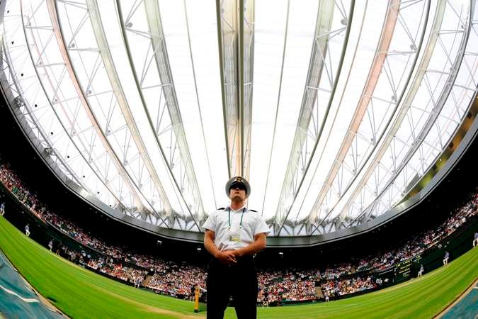 Ve Wimbledonu se poprvé v historii zatahovala střecha. | Foto: Reuters