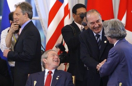 Francouzský prezident jaques Chirac se zdraví s japonským premiérem Džuničirem Koizumim. Vedle se usmívá americký prezident George Bush, v pozadí stojí britský premiér Tony Blair. | Foto: Reuters