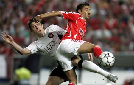 Simao Sabrosa z Benfiky (v červeném) se snaží utéct Michaelu Carrickovi z Manchesteru United. | Foto: Reuters