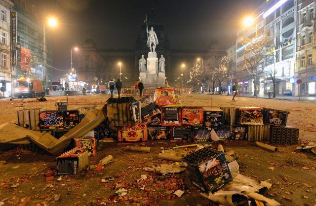 Václavské náměstí krátce po silvestrovském boji. | Foto: ČTK