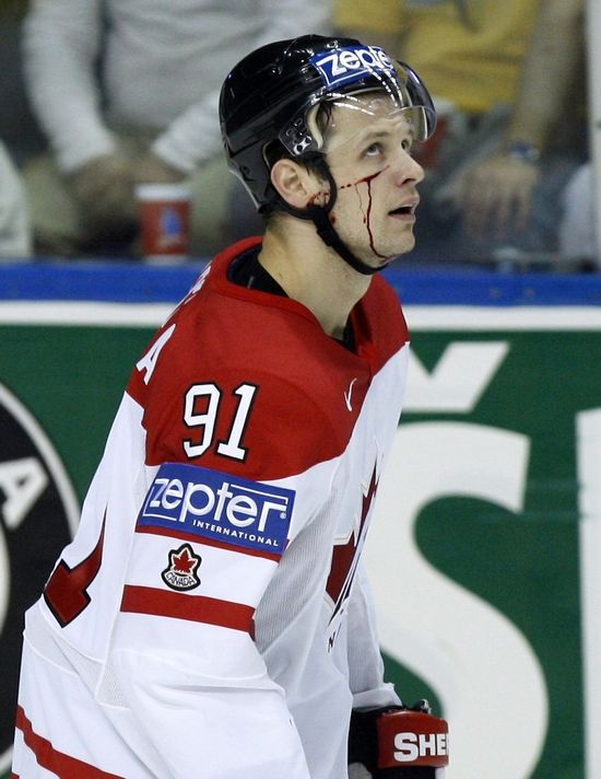 Jason Spezza odjíždí na lavičku s krvavou ranou v obličeji, kterou utrpěl ve druhé třetině semifinálového duelu se Švédy. | Foto: Reuters