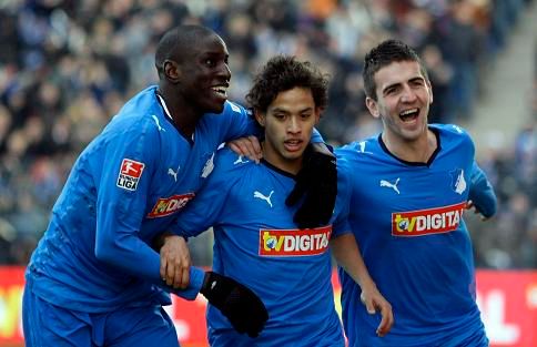 Carlos Eduardo Marques (uprostřed) slaví gól se spoluhráči z Hoffenheimu - vedle Demba Ba a Vedad Ibiševič | Foto: Reuters