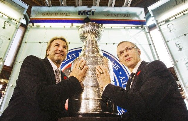 Noví členové Síně slávy Igor Larionov (vpravo) a Glenn Anderson pózují v Torontu se Stanley Cupem. Larionov získal s Detroitem tři mistrovské prsteny. | Foto: Reuters